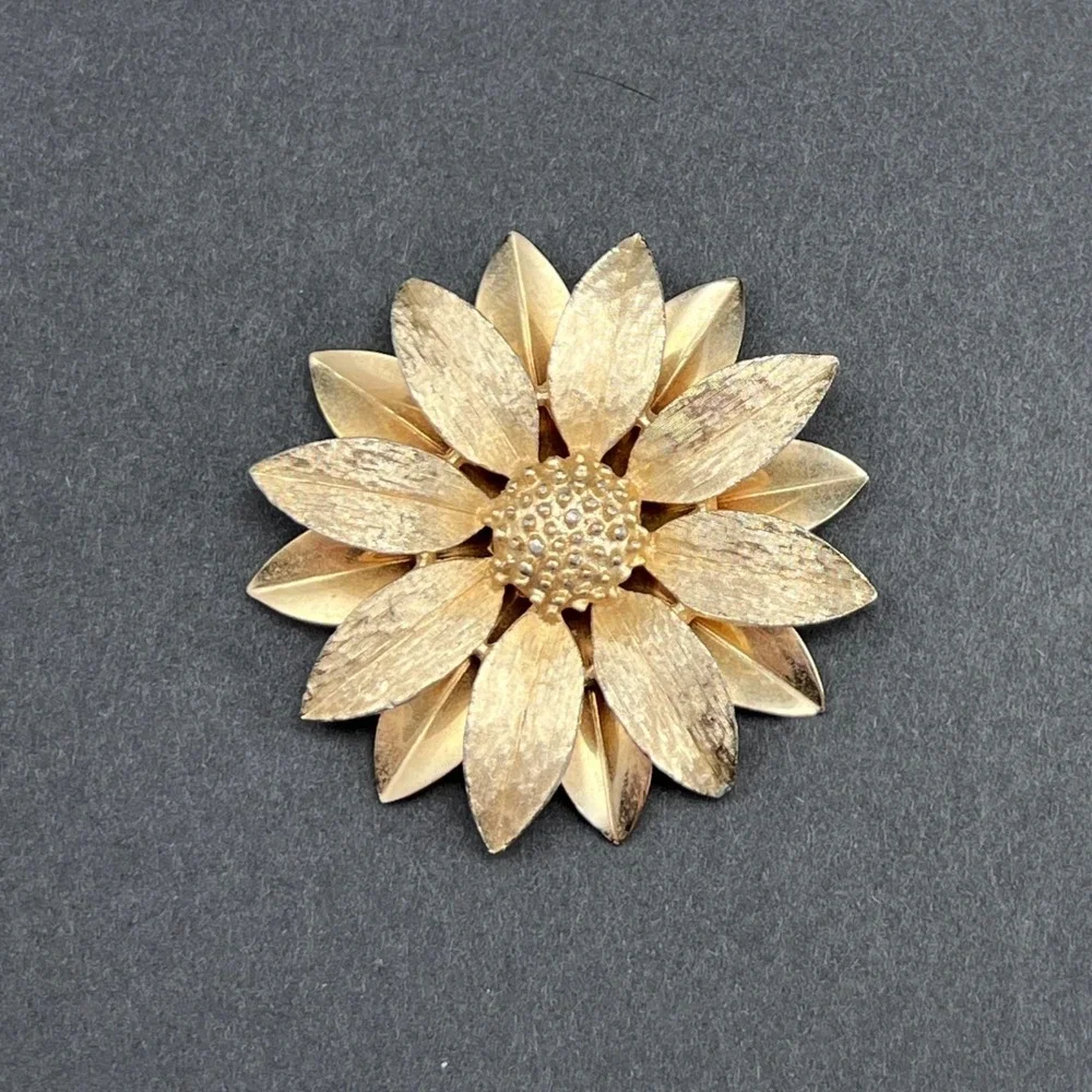 Vintage Brooch Daisy Flower Gold Tone Textured 3D Sunflower Signed Sarah Cov